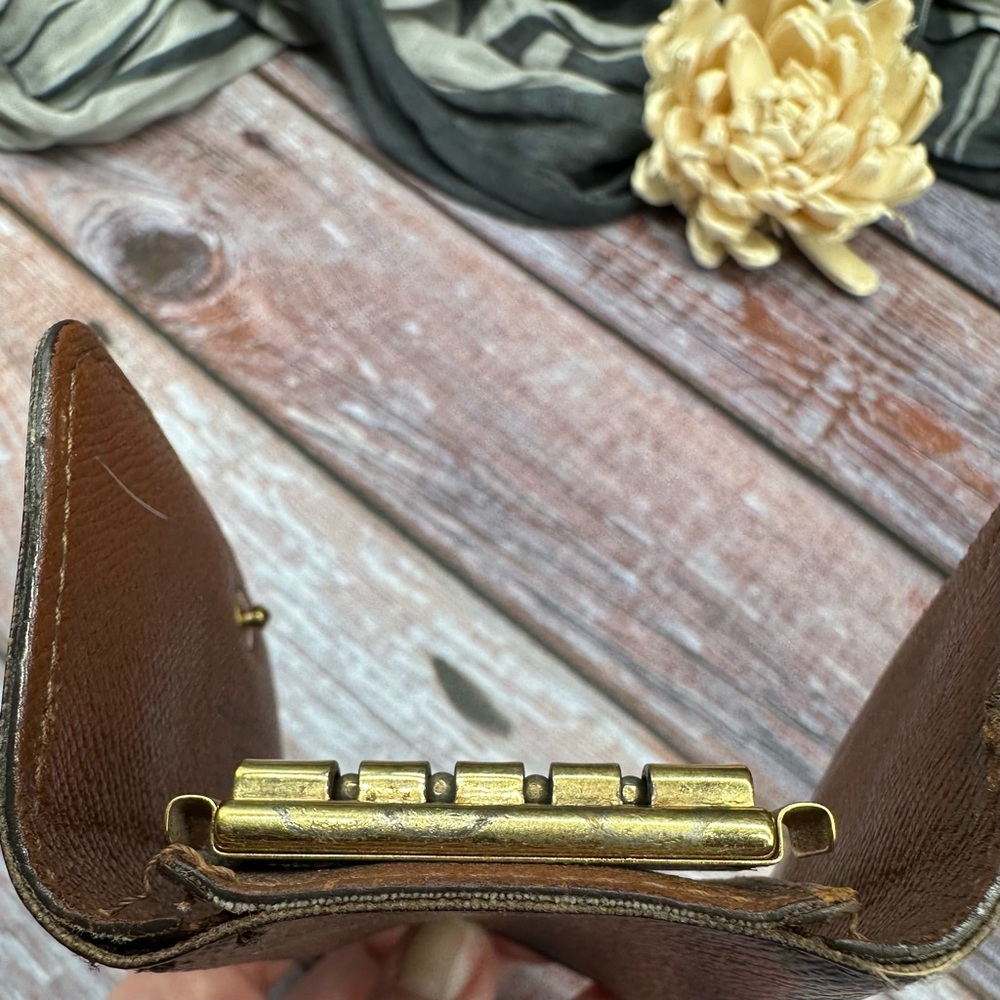 LOUIS VUITTON | Monogram Leather 4 Ring Key Holder - Picture 10 of 13